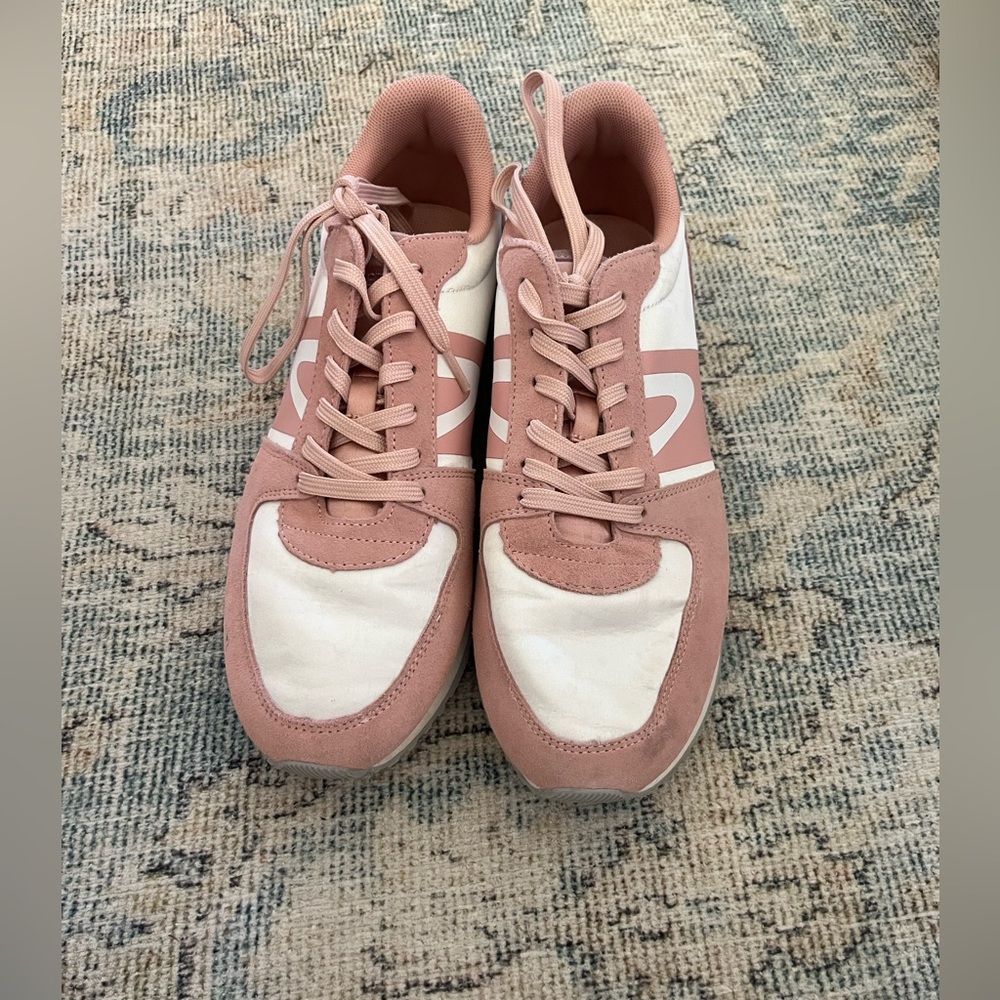 Tretorn sneakers
Size 10
